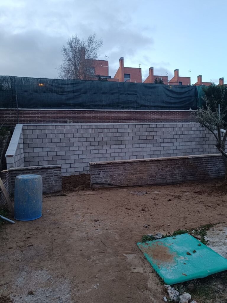 Cerramiento de parcela construido por CLC Reformas en Paracuellos de Jarama.