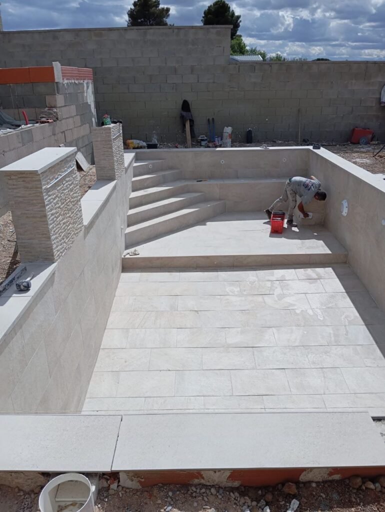 Construcción de piscina de obra realizada por CLC Reformas en Paracuellos de Jarama.