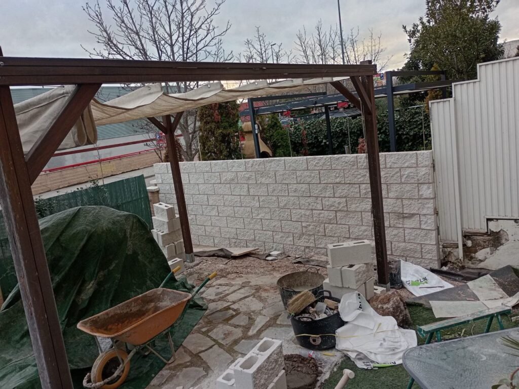Ampliación de vivienda y construcción de porche realizada por CLC Reformas en Paracuellos de Jarama.