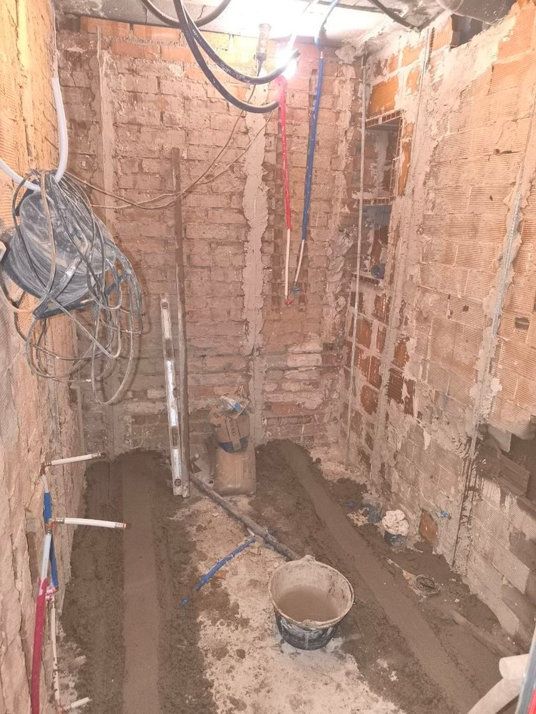 Demolición de baño y renovación de tuberías en Coslada