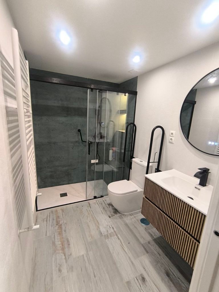 Baño reformado con ducha de cristal y mueble moderno en Coslada | CLC Reformas