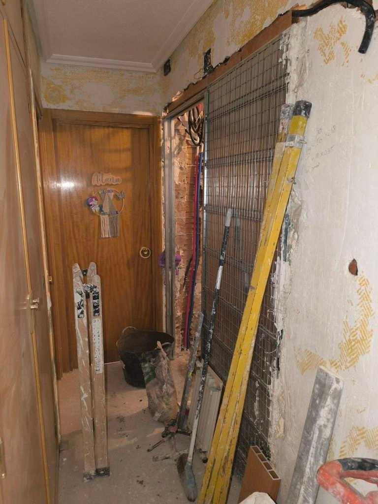 Trabajos de preparación y demolición durante una reforma de vivienda en Coslada
