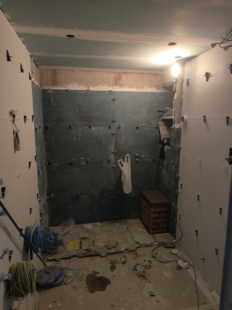 Reforma de baño en Coslada durante los trabajos de alicatado e instalaciones