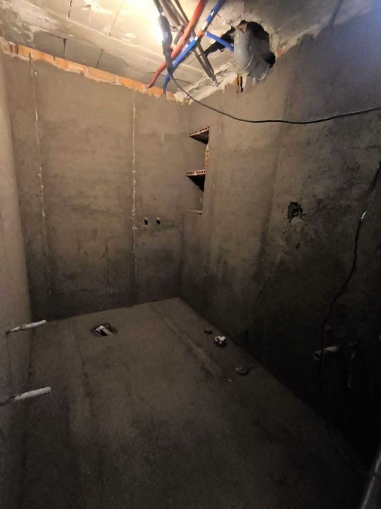 Impermeabilización y preparación de ducha durante una reforma de baño en Coslada