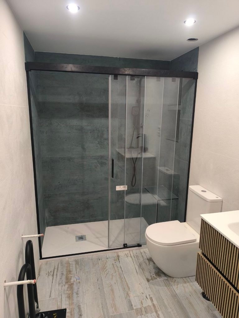 Reforma de baño con ducha y mampara de cristal en Coslada