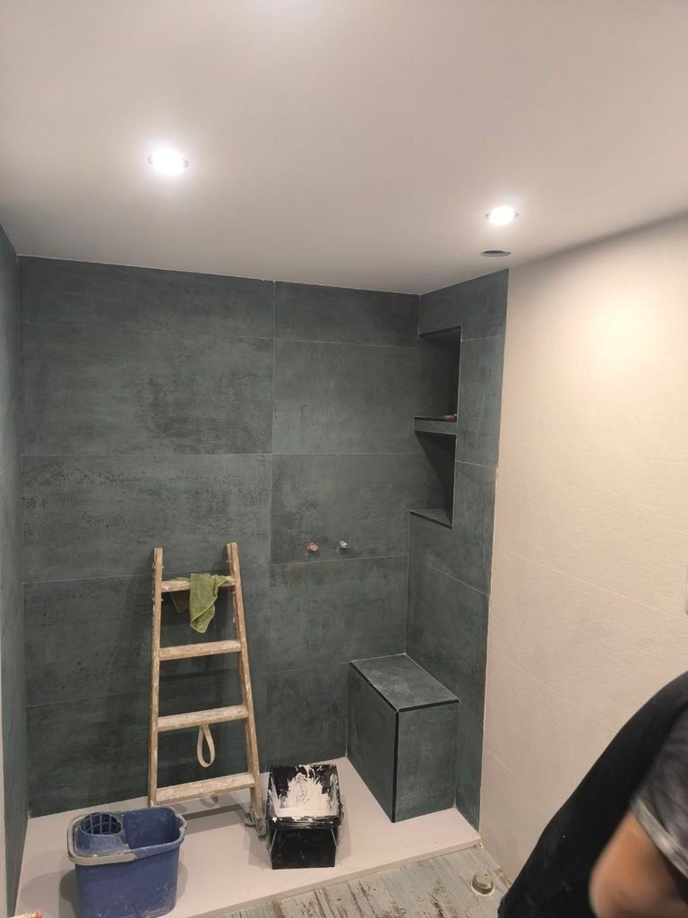 Reforma de baño en Coslada con alicatado de ducha en proceso